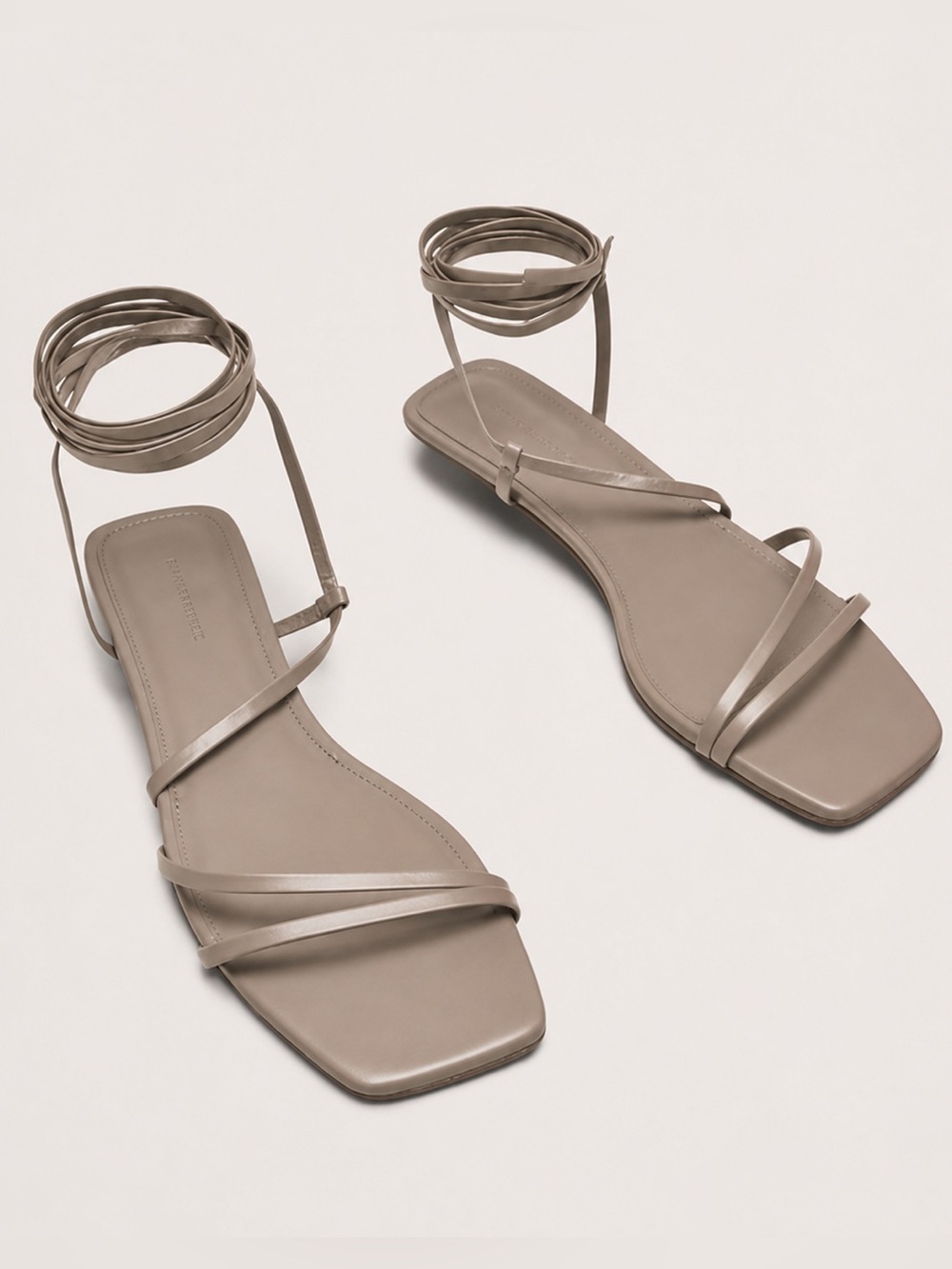 Banana Republic italian leather strappy kitten heel sandal, size 7.5